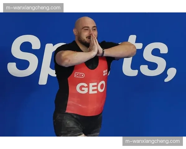 抓举第三次试举，格鲁吉亚选手塔拉卡哈泽怒吼举起220公斤