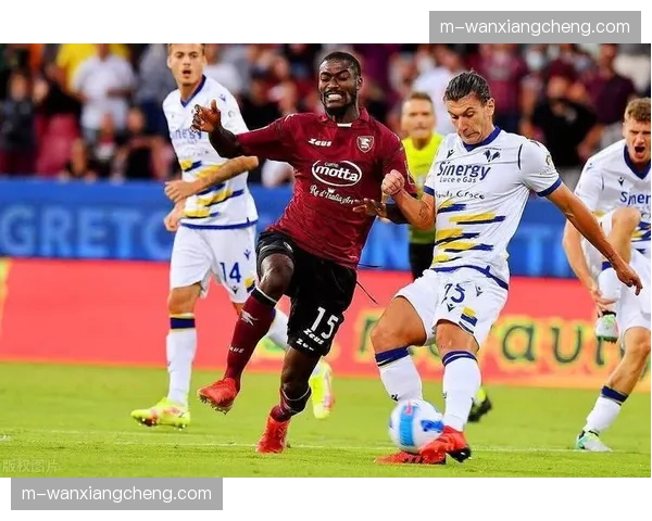 萨勒尼塔纳对阵莱切，主队频繁采用大脚找前场支点的直接打法